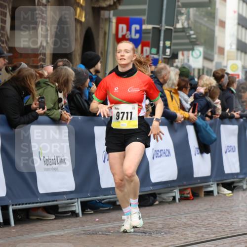 05.10.2025 - 20. swb-Marathon Bremen Strokosch-Dieckow http://msf.ph/oto/9223930 05.10.2025 10:47:15 Ziel 9411, 9670, 9711 meine-sportfotos.de