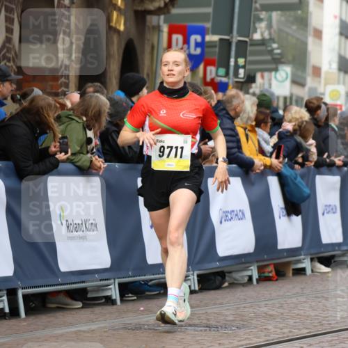 05.10.2025 - 20. swb-Marathon Bremen Strokosch-Dieckow http://msf.ph/oto/9223931 05.10.2025 10:47:15 Ziel 9411, 9670, 9711 meine-sportfotos.de