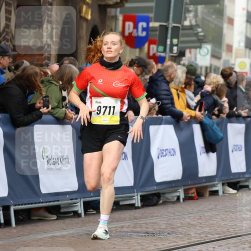 05.10.2025 - 20. swb-Marathon Bremen Strokosch-Dieckow http://msf.ph/oto/9223933 05.10.2025 10:47:15 Ziel 9411, 9670, 9711 meine-sportfotos.de