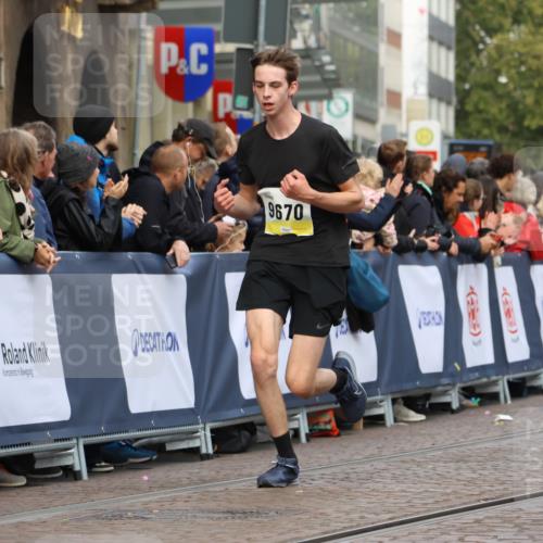 05.10.2025 - 20. swb-Marathon Bremen Strokosch-Dieckow http://msf.ph/oto/9223934 05.10.2025 10:47:18 Ziel 9428, 9670, 9711, 10637, 10667, 11498, 11705 meine-sportfotos.de