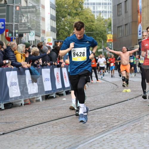 05.10.2025 - 20. swb-Marathon Bremen Strokosch-Dieckow http://msf.ph/oto/9223942 05.10.2025 10:47:24 Ziel 9244, 9428, 9670, 10319, 10637, 10667, 10951, 11498, 11705, 11742 meine-sportfotos.de