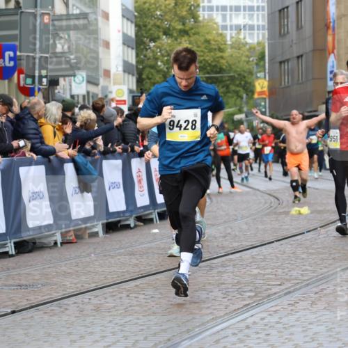 05.10.2025 - 20. swb-Marathon Bremen Strokosch-Dieckow http://msf.ph/oto/9223944 05.10.2025 10:47:24 Ziel 9244, 9428, 9670, 10319, 10637, 10667, 10951, 11498, 11705, 11742 meine-sportfotos.de