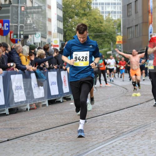 05.10.2025 - 20. swb-Marathon Bremen Strokosch-Dieckow http://msf.ph/oto/9223946 05.10.2025 10:47:24 Ziel 9244, 9428, 9670, 10319, 10637, 10667, 10951, 11498, 11705, 11742 meine-sportfotos.de