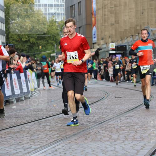 05.10.2025 - 20. swb-Marathon Bremen Strokosch-Dieckow http://msf.ph/oto/9223950 05.10.2025 10:47:25 Ziel 9244, 9428, 10319, 10637, 10667, 10951, 11498, 11705, 11742 meine-sportfotos.de