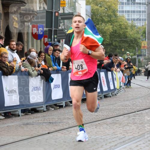 05.10.2025 - 20. swb-Marathon Bremen Strokosch-Dieckow http://msf.ph/oto/9223951 05.10.2025 12:08:44 Ziel 408 meine-sportfotos.de