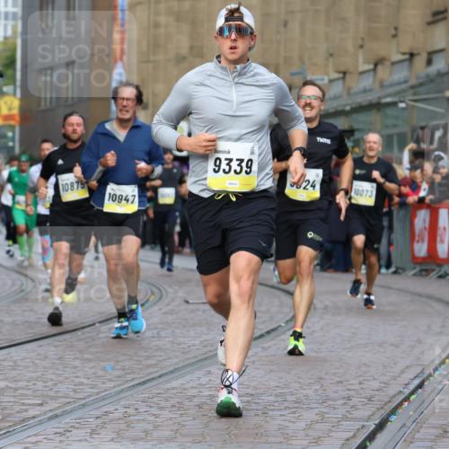 05.10.2025 - 20. swb-Marathon Bremen Strokosch-Dieckow http://msf.ph/oto/9223966 05.10.2025 10:47:33 Ziel 9339, 9377, 9924, 10073, 10850, 10875, 10947, 11330 meine-sportfotos.de