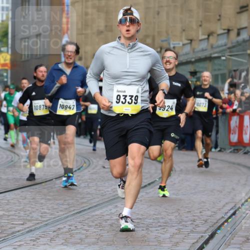 05.10.2025 - 20. swb-Marathon Bremen Strokosch-Dieckow http://msf.ph/oto/9223968 05.10.2025 10:47:33 Ziel 9339, 9377, 9924, 10073, 10850, 10875, 10947, 11330 meine-sportfotos.de