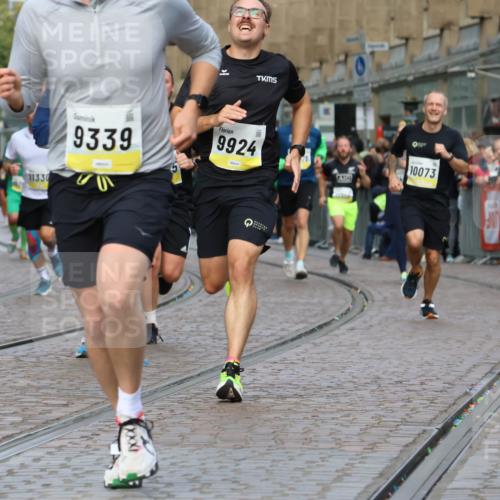 05.10.2025 - 20. swb-Marathon Bremen Strokosch-Dieckow http://msf.ph/oto/9223974 05.10.2025 10:47:34 Ziel 9339, 9377, 9924, 10073, 10676, 10850, 10875, 10947, 11330, 11409, 11708 meine-sportfotos.de