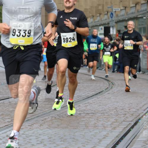 05.10.2025 - 20. swb-Marathon Bremen Strokosch-Dieckow http://msf.ph/oto/9223980 05.10.2025 10:47:34 Ziel 9339, 9377, 9924, 10073, 10676, 10850, 10875, 10947, 11330, 11409, 11708 meine-sportfotos.de
