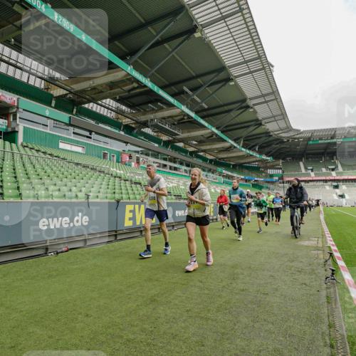 05.10.2025 - 20. swb-Marathon Bremen Michael Burmester http://msf.ph/oto/9224145 05.10.2025 10:31:44 Laufen im Stadion 7193, 7251, 8888, 9004, 9172, 9196, 9226, 9252, 9256, 9263, 9267, 9287, 9337, 9415, 9431, 9449, 9457, 9506, 9581, 9584, 9715, 9742, 9791, 9807, 9852, 9871, 9903, 9934, 10014, 10016, 10019, 10020, 10029, 10038, 10057, 10064, 10163, 10199, 10206, 10222, 10226, 10240, 10242, 10279, 10296, 10310, 10317, 10321, 10327, 10335, 10356, 10369, 10438, 10468, 10514, 10537, 10543, 10609, 10616, 10636, 10638, 10655, 10662, 10668, 10669, 10698, 10719, 10743, 10785, 9214 meine-sportfotos.de