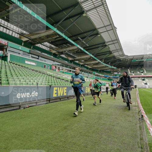05.10.2025 - 20. swb-Marathon Bremen Michael Burmester http://msf.ph/oto/9224146 05.10.2025 10:31:45 Laufen im Stadion 7193, 7251, 8888, 9004, 9172, 9196, 9226, 9252, 9256, 9263, 9267, 9287, 9337, 9415, 9431, 9449, 9457, 9506, 9581, 9584, 9715, 9742, 9791, 9807, 9852, 9871, 9903, 9934, 10014, 10016, 10019, 10020, 10029, 10038, 10057, 10064, 10163, 10199, 10206, 10222, 10226, 10240, 10242, 10279, 10296, 10310, 10317, 10321, 10327, 10335, 10356, 10369, 10438, 10468, 10514, 10537, 10543, 10609, 10616, 10636, 10638, 10655, 10662, 10668, 10669, 10698, 10719, 10743, 10785, 9214 meine-sportfotos.de