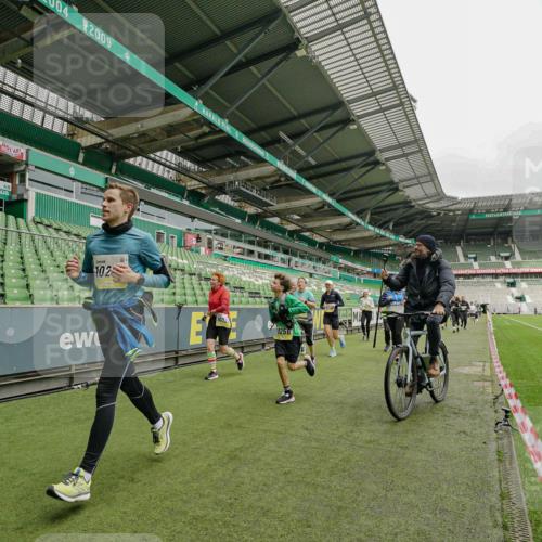 05.10.2025 - 20. swb-Marathon Bremen Michael Burmester http://msf.ph/oto/9224147 05.10.2025 10:31:46 Laufen im Stadion 7193, 7251, 8118, 8888, 9004, 9172, 9196, 9226, 9252, 9256, 9263, 9267, 9287, 9337, 9415, 9431, 9449, 9457, 9506, 9581, 9584, 9715, 9742, 9791, 9807, 9852, 9871, 9903, 9934, 10014, 10016, 10019, 10020, 10029, 10038, 10057, 10064, 10075, 10163, 10199, 10206, 10222, 10226, 10240, 10242, 10279, 10296, 10310, 10317, 10321, 10327, 10335, 10356, 10369, 10438, 10468, 10514, 10537, 10543, 10609, 10616, 10636, 10638, 10655, 10662, 10668, 10669, 10698, 10719, 10743, 10785 meine-sportfotos.de