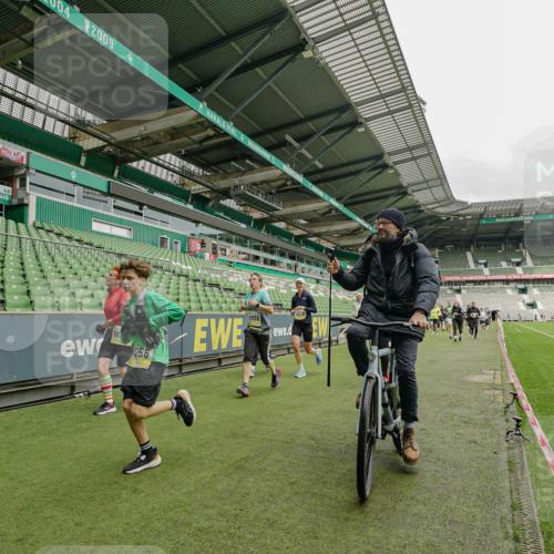 05.10.2025 - 20. swb-Marathon Bremen Michael Burmester http://msf.ph/oto/9224148 05.10.2025 10:31:47 Laufen im Stadion 7193, 7251, 8118, 8888, 9004, 9172, 9196, 9226, 9252, 9256, 9263, 9267, 9287, 9337, 9415, 9427, 9431, 9449, 9457, 9506, 9581, 9584, 9715, 9742, 9791, 9807, 9852, 9871, 9903, 9934, 10014, 10016, 10019, 10020, 10029, 10038, 10057, 10064, 10075, 10163, 10199, 10206, 10222, 10226, 10240, 10242, 10279, 10296, 10310, 10317, 10321, 10327, 10335, 10356, 10369, 10438, 10468, 10537, 10543, 10609, 10616, 10636, 10638, 10655, 10662, 10668, 10669, 10698, 10719, 10743, 10785 meine-sportfotos.de
