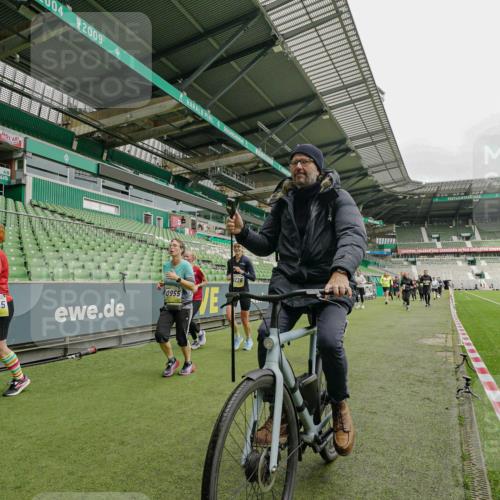 05.10.2025 - 20. swb-Marathon Bremen Michael Burmester http://msf.ph/oto/9224149 05.10.2025 10:31:47 Laufen im Stadion 7193, 7251, 8118, 8888, 9004, 9172, 9196, 9226, 9252, 9256, 9263, 9267, 9287, 9337, 9415, 9427, 9431, 9449, 9457, 9506, 9581, 9584, 9715, 9742, 9791, 9807, 9852, 9871, 9903, 9934, 10014, 10016, 10019, 10020, 10029, 10038, 10057, 10064, 10075, 10163, 10199, 10206, 10222, 10226, 10240, 10242, 10279, 10296, 10310, 10317, 10321, 10327, 10335, 10356, 10369, 10438, 10468, 10537, 10543, 10609, 10616, 10636, 10638, 10655, 10662, 10668, 10669, 10698, 10719, 10743, 10785 meine-sportfotos.de