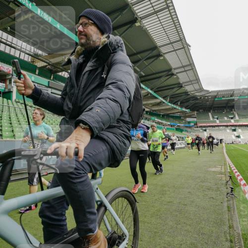 05.10.2025 - 20. swb-Marathon Bremen Michael Burmester http://msf.ph/oto/9224150 05.10.2025 10:31:48 Laufen im Stadion 7193, 7251, 8118, 8888, 9004, 9172, 9196, 9226, 9252, 9256, 9267, 9287, 9337, 9415, 9427, 9431, 9449, 9457, 9506, 9581, 9584, 9715, 9742, 9791, 9807, 9852, 9871, 9903, 9934, 10014, 10016, 10019, 10020, 10029, 10038, 10057, 10064, 10075, 10128, 10163, 10199, 10206, 10222, 10226, 10240, 10242, 10262, 10279, 10296, 10310, 10321, 10327, 10335, 10356, 10369, 10438, 10468, 10537, 10543, 10609, 10616, 10636, 10638, 10655, 10662, 10668, 10669, 10698, 10719, 10743, 10785 meine-sportfotos.de