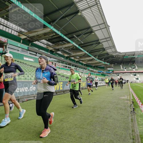 05.10.2025 - 20. swb-Marathon Bremen Michael Burmester http://msf.ph/oto/9224151 05.10.2025 10:31:48 Laufen im Stadion 7193, 7251, 8118, 8888, 9004, 9172, 9196, 9226, 9252, 9256, 9267, 9287, 9337, 9415, 9427, 9431, 9449, 9457, 9506, 9581, 9584, 9715, 9742, 9791, 9807, 9852, 9871, 9903, 9934, 10014, 10016, 10019, 10020, 10029, 10038, 10057, 10064, 10075, 10128, 10163, 10199, 10206, 10222, 10226, 10240, 10242, 10262, 10279, 10296, 10310, 10321, 10327, 10335, 10356, 10369, 10438, 10468, 10537, 10543, 10609, 10616, 10636, 10638, 10655, 10662, 10668, 10669, 10698, 10719, 10743, 10785 meine-sportfotos.de