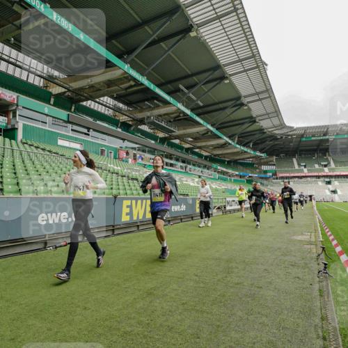 05.10.2025 - 20. swb-Marathon Bremen Michael Burmester http://msf.ph/oto/9224153 05.10.2025 10:31:50 Laufen im Stadion 7193, 7251, 8118, 8888, 9004, 9172, 9196, 9226, 9252, 9256, 9267, 9287, 9337, 9415, 9427, 9431, 9457, 9506, 9581, 9584, 9621, 9701, 9742, 9791, 9807, 9852, 9871, 9903, 10014, 10016, 10019, 10020, 10029, 10038, 10057, 10064, 10075, 10128, 10163, 10199, 10206, 10222, 10226, 10240, 10242, 10262, 10279, 10296, 10310, 10321, 10327, 10335, 10356, 10369, 10438, 10468, 10537, 10543, 10609, 10616, 10636, 10638, 10655, 10662, 10668, 10669, 10698, 10719, 10743, 10785 meine-sportfotos.de