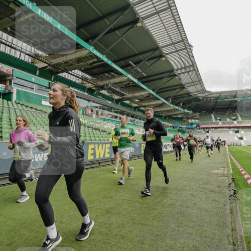 05.10.2025 - 20. swb-Marathon Bremen Michael Burmester http://msf.ph/oto/9224156 05.10.2025 10:31:53 Laufen im Stadion 7193, 7251, 8118, 8888, 9004, 9172, 9196, 9226, 9252, 9256, 9287, 9337, 9415, 9427, 9431, 9457, 9506, 9581, 9621, 9701, 9791, 9807, 9852, 9871, 9903, 9956, 10014, 10019, 10020, 10029, 10038, 10057, 10064, 10075, 10128, 10163, 10199, 10206, 10222, 10226, 10240, 10242, 10262, 10279, 10296, 10310, 10321, 10327, 10335, 10369, 10438, 10468, 10537, 10543, 10609, 10616, 10636, 10638, 10655, 10662, 10668, 10669, 10698, 10719, 10743, 10785, 9267 meine-sportfotos.de