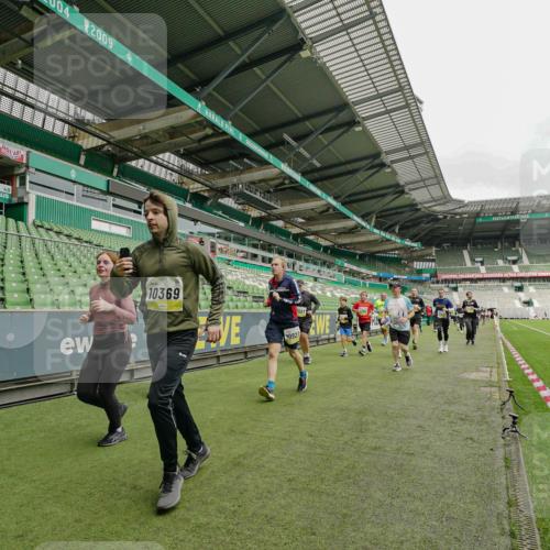 05.10.2025 - 20. swb-Marathon Bremen Michael Burmester http://msf.ph/oto/9224159 05.10.2025 10:31:56 Laufen im Stadion 7193, 7251, 8118, 8888, 9004, 9172, 9196, 9226, 9252, 9256, 9287, 9337, 9415, 9427, 9431, 9457, 9506, 9581, 9621, 9701, 9776, 9807, 9871, 9903, 9956, 10014, 10019, 10020, 10029, 10038, 10057, 10064, 10075, 10128, 10163, 10199, 10206, 10222, 10226, 10240, 10242, 10262, 10279, 10296, 10310, 10327, 10335, 10369, 10438, 10468, 10537, 10543, 10609, 10616, 10655, 10662, 10668, 10669, 10698, 10719, 10743, 10785, 9267, 9431 meine-sportfotos.de