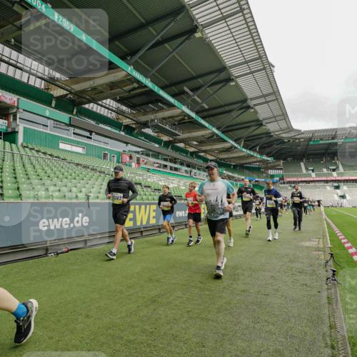 05.10.2025 - 20. swb-Marathon Bremen Michael Burmester http://msf.ph/oto/9224160 05.10.2025 10:31:58 Laufen im Stadion 7193, 7251, 8118, 8326, 8333, 8888, 9004, 9172, 9196, 9226, 9252, 9256, 9415, 9427, 9457, 9506, 9581, 9621, 9701, 9776, 9807, 9871, 9903, 9956, 10014, 10019, 10020, 10029, 10038, 10057, 10064, 10075, 10128, 10206, 10222, 10226, 10242, 10262, 10279, 10296, 10310, 10327, 10335, 10369, 10438, 10468, 10543, 10609, 10616, 10655, 10662, 10668, 10669, 10698, 10719, 10743, 10785, 9267, 9287, 9337, 9431 meine-sportfotos.de