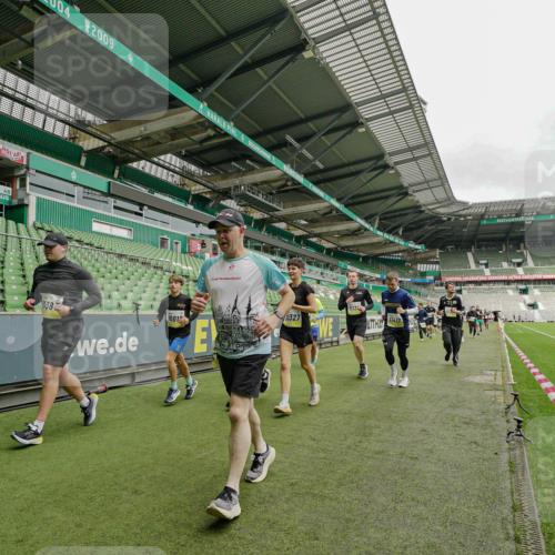 05.10.2025 - 20. swb-Marathon Bremen Michael Burmester http://msf.ph/oto/9224161 05.10.2025 10:31:59 Laufen im Stadion 7193, 7251, 8118, 8326, 8333, 8888, 9004, 9172, 9196, 9226, 9252, 9256, 9415, 9427, 9457, 9506, 9581, 9621, 9701, 9776, 9807, 9871, 9903, 9956, 10014, 10019, 10020, 10029, 10038, 10057, 10064, 10075, 10128, 10206, 10222, 10226, 10242, 10262, 10279, 10296, 10310, 10327, 10335, 10369, 10438, 10468, 10543, 10609, 10616, 10655, 10662, 10668, 10698, 10719, 10743, 10785, 7251, 9252, 9267, 9287, 9337, 9431 meine-sportfotos.de