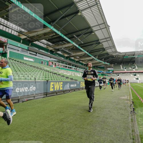 05.10.2025 - 20. swb-Marathon Bremen Michael Burmester http://msf.ph/oto/9224164 05.10.2025 10:32:01 Laufen im Stadion 7193, 8118, 8326, 8333, 8888, 9172, 9196, 9226, 9256, 9415, 9427, 9439, 9457, 9506, 9581, 9621, 9701, 9776, 9807, 9834, 9871, 9903, 9956, 10014, 10019, 10020, 10029, 10038, 10057, 10064, 10075, 10128, 10206, 10215, 10222, 10226, 10242, 10262, 10279, 10296, 10310, 10327, 10335, 10369, 10438, 10460, 10468, 10616, 10655, 10662, 10668, 10698, 10719, 10743, 10785, 7251, 9004, 9252, 9267, 9287, 9337, 9431, 9457 meine-sportfotos.de