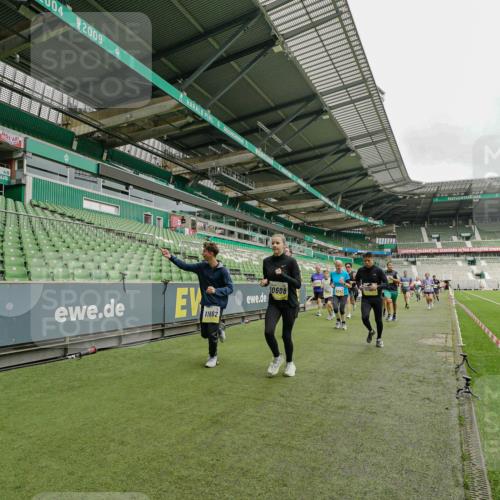 05.10.2025 - 20. swb-Marathon Bremen Michael Burmester http://msf.ph/oto/9224166 05.10.2025 10:32:04 Laufen im Stadion 7193, 8118, 8326, 8333, 8888, 9172, 9176, 9196, 9226, 9256, 9313, 9415, 9427, 9436, 9439, 9506, 9581, 9621, 9701, 9776, 9807, 9834, 9868, 9871, 9903, 9956, 9957, 9985, 10014, 10019, 10020, 10029, 10038, 10057, 10064, 10075, 10128, 10206, 10215, 10222, 10226, 10242, 10262, 10279, 10296, 10310, 10327, 10335, 10369, 10460, 10468, 10616, 10655, 10662, 10668, 10698, 10719, 10743, 10785, 7251, 9004, 9252, 9267, 9287, 9337, 9431, 9457 meine-sportfotos.de