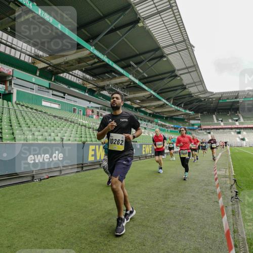 05.10.2025 - 20. swb-Marathon Bremen Michael Burmester http://msf.ph/oto/9224177 05.10.2025 10:32:14 Laufen im Stadion 7165, 7193, 8118, 8326, 8333, 8888, 9176, 9226, 9238, 9256, 9268, 9284, 9313, 9415, 9427, 9436, 9439, 9456, 9514, 9517, 9581, 9621, 9701, 9776, 9807, 9830, 9834, 9868, 9871, 9903, 9956, 9957, 9985, 10014, 10019, 10020, 10029, 10038, 10057, 10064, 10075, 10128, 10206, 10215, 10226, 10242, 10262, 10296, 10310, 10327, 10335, 10369, 10385, 10388, 10416, 10460, 10468, 10616, 10662, 10719, 10785, 7251, 9004, 9172, 9196, 9252, 9287, 9337, 9431, 9457, 9506, 10222 meine-sportfotos.de