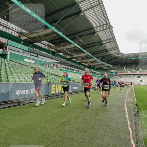 05.10.2025 - 20. swb-Marathon Bremen Michael Burmester http://msf.ph/oto/9224180 05.10.2025 10:32:17 Laufen im Stadion 7165, 7193, 8118, 8326, 8333, 8888, 9176, 9226, 9238, 9256, 9268, 9284, 9313, 9415, 9427, 9436, 9439, 9456, 9514, 9517, 9581, 9621, 9701, 9776, 9807, 9830, 9834, 9868, 9871, 9956, 9957, 9985, 10019, 10020, 10029, 10038, 10046, 10057, 10064, 10075, 10128, 10206, 10215, 10226, 10242, 10262, 10296, 10310, 10327, 10335, 10369, 10385, 10388, 10416, 10460, 10468, 10487, 10616, 10662, 10719, 10785, 7251, 9004, 9172, 9196, 9252, 9287, 9337, 9457, 9506, 9903, 10014, 10222 meine-sportfotos.de