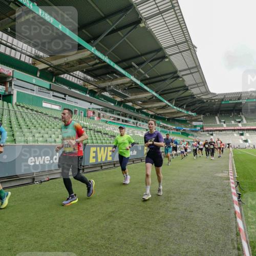 05.10.2025 - 20. swb-Marathon Bremen Michael Burmester http://msf.ph/oto/9224187 05.10.2025 10:32:21 Laufen im Stadion 7165, 7193, 8118, 8326, 8333, 8888, 9176, 9226, 9238, 9256, 9268, 9284, 9313, 9415, 9427, 9436, 9439, 9456, 9494, 9514, 9517, 9548, 9581, 9621, 9701, 9776, 9807, 9830, 9834, 9868, 9871, 9956, 9957, 9985, 10019, 10029, 10038, 10046, 10057, 10064, 10075, 10128, 10206, 10215, 10226, 10242, 10262, 10296, 10310, 10327, 10335, 10369, 10385, 10388, 10416, 10460, 10468, 10487, 10616, 10662, 10785, 9172, 9196, 9457, 9506, 9903, 10014, 10020, 10222, 10719 meine-sportfotos.de