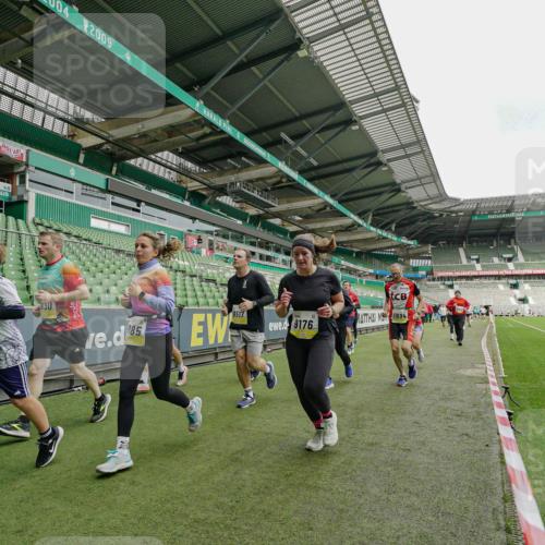 05.10.2025 - 20. swb-Marathon Bremen Michael Burmester http://msf.ph/oto/9224191 05.10.2025 10:32:27 Laufen im Stadion 7165, 7193, 8118, 8326, 8333, 8888, 9176, 9187, 9226, 9238, 9268, 9284, 9313, 9318, 9415, 9427, 9436, 9439, 9456, 9475, 9494, 9514, 9517, 9548, 9621, 9701, 9776, 9807, 9830, 9834, 9868, 9871, 9939, 9956, 9957, 9985, 10007, 10019, 10038, 10046, 10057, 10064, 10075, 10128, 10174, 10215, 10242, 10262, 10326, 10327, 10349, 10369, 10385, 10388, 10416, 10436, 10460, 10468, 10487, 10616, 10662, 10785, 9172, 9196, 9506, 9903, 10014, 10020, 10222, 10719 meine-sportfotos.de