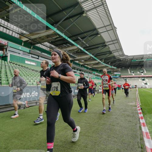 05.10.2025 - 20. swb-Marathon Bremen Michael Burmester http://msf.ph/oto/9224192 05.10.2025 10:32:27 Laufen im Stadion 7165, 7193, 8118, 8326, 8333, 8888, 9176, 9187, 9226, 9238, 9268, 9284, 9313, 9318, 9415, 9427, 9436, 9439, 9456, 9475, 9494, 9514, 9517, 9548, 9621, 9701, 9776, 9807, 9830, 9834, 9868, 9871, 9939, 9956, 9957, 9985, 10007, 10019, 10038, 10046, 10057, 10064, 10075, 10128, 10174, 10215, 10242, 10262, 10326, 10327, 10349, 10369, 10385, 10388, 10416, 10436, 10460, 10468, 10487, 10616, 10662, 10785, 9172, 9196, 9506, 9903, 10014, 10020, 10222, 10719 meine-sportfotos.de