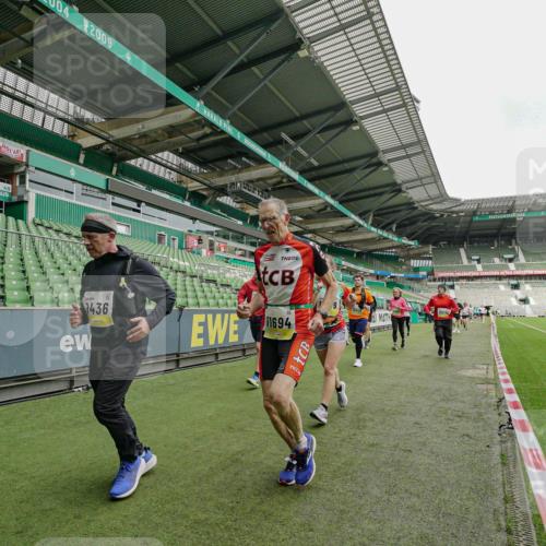 05.10.2025 - 20. swb-Marathon Bremen Michael Burmester http://msf.ph/oto/9224194 05.10.2025 10:32:28 Laufen im Stadion 7165, 7193, 8118, 8326, 8333, 9176, 9187, 9226, 9238, 9268, 9284, 9313, 9318, 9415, 9427, 9436, 9439, 9456, 9475, 9494, 9514, 9517, 9548, 9621, 9701, 9776, 9807, 9830, 9834, 9868, 9871, 9939, 9956, 9957, 9985, 10007, 10019, 10038, 10046, 10057, 10064, 10075, 10128, 10174, 10215, 10242, 10262, 10308, 10309, 10326, 10327, 10349, 10369, 10385, 10388, 10416, 10436, 10460, 10468, 10487, 10616, 10662, 10785, 9506, 9903, 10014, 10020, 10222, 10719 meine-sportfotos.de