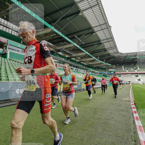 05.10.2025 - 20. swb-Marathon Bremen Michael Burmester http://msf.ph/oto/9224195 05.10.2025 10:32:29 Laufen im Stadion 7165, 7193, 8118, 8326, 8333, 9176, 9187, 9238, 9268, 9284, 9313, 9318, 9407, 9415, 9427, 9436, 9439, 9456, 9475, 9494, 9514, 9517, 9548, 9621, 9701, 9754, 9776, 9807, 9830, 9834, 9868, 9871, 9939, 9956, 9957, 9985, 10007, 10019, 10038, 10046, 10057, 10064, 10075, 10097, 10128, 10174, 10215, 10242, 10262, 10308, 10309, 10326, 10327, 10349, 10369, 10385, 10388, 10416, 10436, 10460, 10468, 10487, 10616, 10662, 10785, 9506, 9903, 10014, 10020, 10719 meine-sportfotos.de