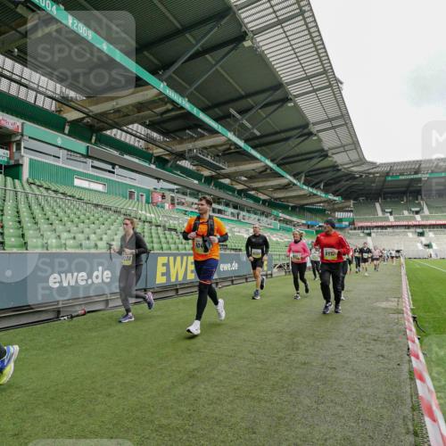 05.10.2025 - 20. swb-Marathon Bremen Michael Burmester http://msf.ph/oto/9224196 05.10.2025 10:32:30 Laufen im Stadion 7165, 7193, 8118, 8326, 8333, 9176, 9187, 9238, 9268, 9284, 9313, 9318, 9407, 9415, 9427, 9436, 9439, 9456, 9475, 9494, 9514, 9517, 9548, 9621, 9650, 9701, 9754, 9776, 9807, 9830, 9834, 9868, 9939, 9956, 9957, 9985, 10007, 10019, 10038, 10046, 10057, 10064, 10075, 10097, 10128, 10174, 10215, 10242, 10262, 10308, 10309, 10326, 10327, 10349, 10369, 10385, 10388, 10416, 10436, 10460, 10468, 10487, 10616, 10662, 10785, 9506, 9903, 10014, 10020, 10719 meine-sportfotos.de