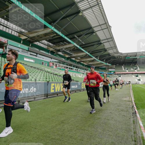 05.10.2025 - 20. swb-Marathon Bremen Michael Burmester http://msf.ph/oto/9224197 05.10.2025 10:32:31 Laufen im Stadion 7165, 7193, 8118, 8326, 8333, 9176, 9187, 9238, 9268, 9284, 9313, 9318, 9407, 9415, 9427, 9436, 9439, 9456, 9464, 9475, 9494, 9514, 9517, 9548, 9621, 9650, 9701, 9754, 9776, 9807, 9830, 9834, 9868, 9939, 9956, 9957, 9985, 10007, 10019, 10038, 10046, 10057, 10064, 10075, 10097, 10128, 10174, 10215, 10242, 10262, 10308, 10309, 10326, 10327, 10349, 10369, 10385, 10388, 10416, 10436, 10460, 10468, 10487, 10616, 10662, 10785, 9506, 9903, 10014, 10020, 10719 meine-sportfotos.de
