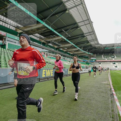 05.10.2025 - 20. swb-Marathon Bremen Michael Burmester http://msf.ph/oto/9224199 05.10.2025 10:32:32 Laufen im Stadion 7165, 8118, 8326, 8333, 9176, 9187, 9238, 9268, 9284, 9295, 9313, 9318, 9407, 9415, 9427, 9436, 9439, 9456, 9461, 9464, 9475, 9494, 9514, 9517, 9548, 9621, 9650, 9701, 9754, 9776, 9807, 9830, 9834, 9868, 9918, 9939, 9956, 9957, 9985, 10007, 10019, 10038, 10046, 10057, 10064, 10075, 10097, 10128, 10174, 10215, 10242, 10262, 10308, 10309, 10326, 10327, 10349, 10369, 10385, 10388, 10416, 10436, 10460, 10468, 10487, 10616, 10662, 10785, 9506, 9903, 10014, 10020, 10719 meine-sportfotos.de