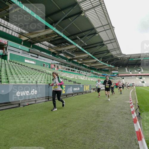 05.10.2025 - 20. swb-Marathon Bremen Michael Burmester http://msf.ph/oto/9224200 05.10.2025 10:32:34 Laufen im Stadion 7165, 8118, 8326, 8333, 9176, 9187, 9238, 9268, 9284, 9295, 9313, 9318, 9392, 9407, 9427, 9436, 9439, 9456, 9461, 9464, 9475, 9494, 9514, 9517, 9548, 9621, 9650, 9701, 9754, 9776, 9807, 9830, 9834, 9868, 9918, 9939, 9956, 9957, 9985, 10007, 10019, 10034, 10038, 10046, 10064, 10075, 10097, 10128, 10174, 10215, 10242, 10262, 10308, 10309, 10326, 10327, 10349, 10369, 10385, 10388, 10416, 10436, 10460, 10468, 10487, 10616, 10662, 10785, 9903, 10014, 10020, 10719 meine-sportfotos.de