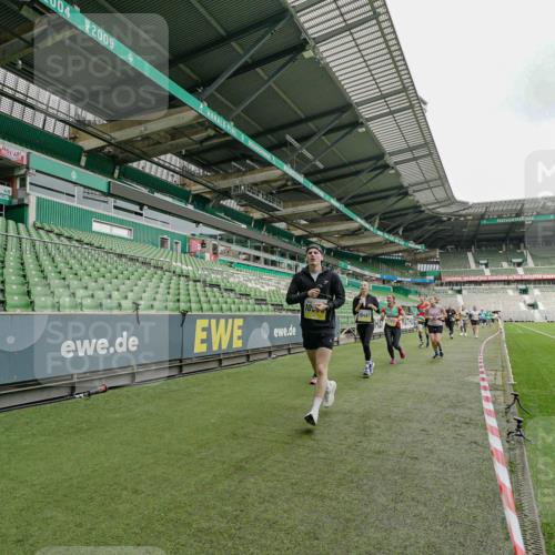 05.10.2025 - 20. swb-Marathon Bremen Michael Burmester http://msf.ph/oto/9224201 05.10.2025 10:32:35 Laufen im Stadion 7165, 8118, 8326, 8333, 9176, 9187, 9238, 9268, 9284, 9295, 9313, 9318, 9392, 9407, 9427, 9436, 9439, 9456, 9461, 9464, 9475, 9494, 9514, 9517, 9548, 9621, 9650, 9701, 9754, 9776, 9807, 9830, 9834, 9856, 9868, 9918, 9939, 9956, 9957, 9985, 10007, 10019, 10034, 10038, 10046, 10064, 10075, 10097, 10128, 10174, 10215, 10242, 10262, 10308, 10309, 10326, 10327, 10349, 10369, 10385, 10388, 10416, 10436, 10460, 10468, 10487, 10616, 10662, 10785, 9903, 10014, 10020, 10719 meine-sportfotos.de