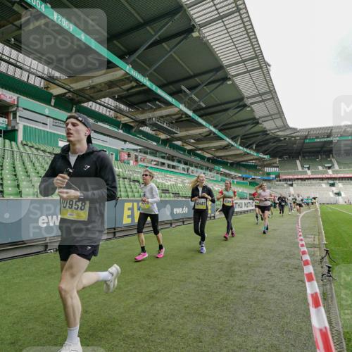 05.10.2025 - 20. swb-Marathon Bremen Michael Burmester http://msf.ph/oto/9224202 05.10.2025 10:32:36 Laufen im Stadion 7165, 8118, 8326, 8333, 9176, 9187, 9195, 9197, 9238, 9268, 9284, 9295, 9313, 9318, 9392, 9407, 9427, 9436, 9439, 9456, 9461, 9464, 9475, 9494, 9514, 9517, 9548, 9621, 9650, 9701, 9754, 9776, 9830, 9834, 9856, 9868, 9918, 9939, 9950, 9956, 9957, 9985, 10007, 10034, 10038, 10046, 10064, 10075, 10097, 10128, 10174, 10215, 10242, 10262, 10308, 10309, 10326, 10327, 10349, 10369, 10385, 10388, 10416, 10436, 10460, 10468, 10487, 10616, 10662, 10785, 10014, 10020, 10719 meine-sportfotos.de