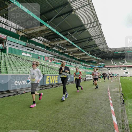 05.10.2025 - 20. swb-Marathon Bremen Michael Burmester http://msf.ph/oto/9224203 05.10.2025 10:32:37 Laufen im Stadion 7165, 8118, 8326, 8333, 9176, 9187, 9195, 9197, 9238, 9268, 9284, 9295, 9313, 9318, 9392, 9407, 9427, 9436, 9439, 9456, 9461, 9464, 9475, 9492, 9494, 9514, 9517, 9548, 9621, 9650, 9701, 9754, 9776, 9830, 9834, 9856, 9868, 9918, 9933, 9939, 9950, 9956, 9957, 9985, 10007, 10034, 10038, 10046, 10064, 10075, 10097, 10128, 10174, 10215, 10242, 10262, 10308, 10309, 10326, 10327, 10349, 10385, 10388, 10402, 10416, 10436, 10460, 10487, 10616, 10785, 10020, 10719 meine-sportfotos.de