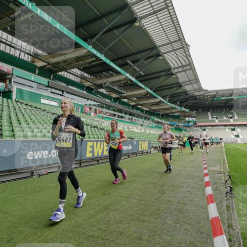 05.10.2025 - 20. swb-Marathon Bremen Michael Burmester http://msf.ph/oto/9224204 05.10.2025 10:32:37 Laufen im Stadion 7165, 8118, 8326, 8333, 9176, 9187, 9195, 9197, 9238, 9268, 9284, 9295, 9313, 9318, 9392, 9407, 9427, 9436, 9439, 9456, 9461, 9464, 9475, 9492, 9494, 9514, 9517, 9548, 9621, 9650, 9701, 9754, 9776, 9830, 9834, 9856, 9868, 9918, 9933, 9939, 9950, 9956, 9957, 9985, 10007, 10034, 10038, 10046, 10064, 10075, 10097, 10128, 10174, 10215, 10242, 10262, 10308, 10309, 10326, 10327, 10349, 10385, 10388, 10402, 10416, 10436, 10460, 10487, 10616, 10785, 10020, 10719 meine-sportfotos.de