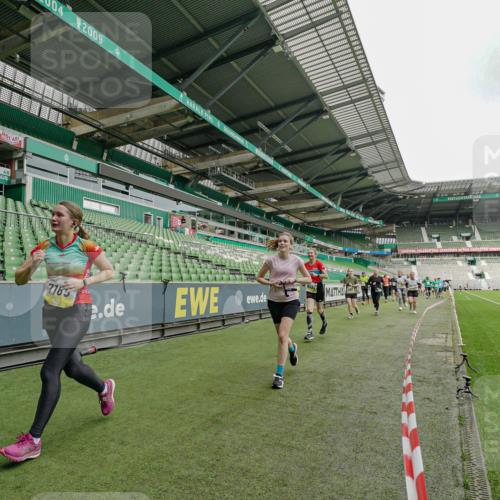 05.10.2025 - 20. swb-Marathon Bremen Michael Burmester http://msf.ph/oto/9224205 05.10.2025 10:32:38 Laufen im Stadion 7165, 8118, 8326, 8333, 9176, 9187, 9195, 9197, 9238, 9268, 9284, 9295, 9313, 9318, 9392, 9407, 9427, 9436, 9439, 9456, 9461, 9464, 9475, 9492, 9494, 9514, 9517, 9548, 9621, 9650, 9701, 9754, 9776, 9830, 9834, 9856, 9868, 9918, 9933, 9939, 9950, 9956, 9957, 9985, 10007, 10034, 10038, 10046, 10064, 10075, 10097, 10128, 10174, 10215, 10242, 10262, 10308, 10309, 10326, 10327, 10349, 10385, 10388, 10402, 10416, 10436, 10460, 10487, 10616, 10785, 10020, 10719 meine-sportfotos.de