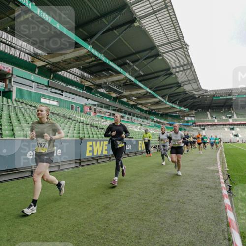05.10.2025 - 20. swb-Marathon Bremen Michael Burmester http://msf.ph/oto/9224208 05.10.2025 10:32:42 Laufen im Stadion 7165, 8118, 8326, 8333, 9176, 9187, 9195, 9197, 9238, 9268, 9284, 9295, 9313, 9318, 9367, 9392, 9402, 9407, 9427, 9436, 9439, 9456, 9461, 9464, 9475, 9492, 9494, 9514, 9517, 9548, 9570, 9574, 9621, 9650, 9701, 9703, 9754, 9776, 9830, 9834, 9856, 9868, 9900, 9918, 9933, 9939, 9950, 9956, 9957, 9985, 10007, 10034, 10038, 10042, 10046, 10064, 10075, 10097, 10128, 10174, 10215, 10242, 10262, 10308, 10309, 10326, 10349, 10385, 10388, 10402, 10416, 10436, 10460, 10475, 10487 meine-sportfotos.de