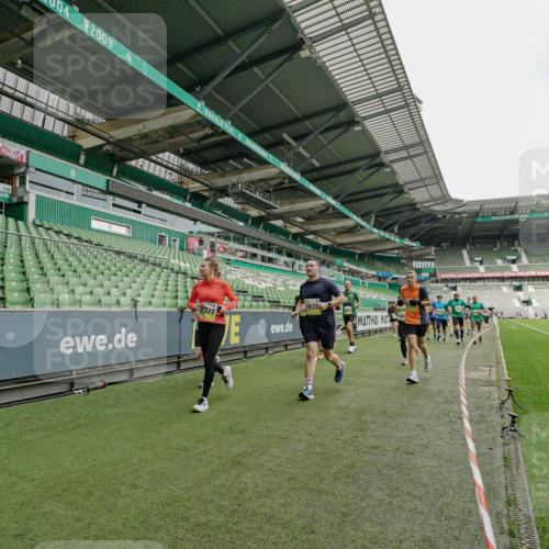 05.10.2025 - 20. swb-Marathon Bremen Michael Burmester http://msf.ph/oto/9224212 05.10.2025 10:32:45 Laufen im Stadion 7165, 8118, 8326, 8333, 9176, 9187, 9195, 9197, 9238, 9268, 9284, 9295, 9313, 9318, 9367, 9392, 9402, 9407, 9427, 9436, 9439, 9456, 9461, 9464, 9475, 9492, 9494, 9514, 9517, 9548, 9570, 9574, 9621, 9650, 9701, 9703, 9754, 9776, 9830, 9834, 9856, 9868, 9900, 9918, 9933, 9939, 9950, 9956, 9957, 9985, 10007, 10034, 10042, 10046, 10075, 10097, 10128, 10174, 10215, 10234, 10253, 10262, 10308, 10309, 10326, 10349, 10385, 10388, 10402, 10416, 10436, 10460, 10475, 10487 meine-sportfotos.de