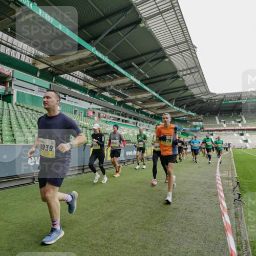 05.10.2025 - 20. swb-Marathon Bremen Michael Burmester http://msf.ph/oto/9224213 05.10.2025 10:32:47 Laufen im Stadion 7165, 8326, 8333, 9176, 9187, 9195, 9197, 9238, 9260, 9268, 9284, 9295, 9313, 9318, 9367, 9392, 9402, 9407, 9427, 9436, 9439, 9456, 9461, 9464, 9475, 9492, 9494, 9514, 9517, 9548, 9570, 9574, 9621, 9650, 9701, 9703, 9754, 9776, 9830, 9834, 9856, 9868, 9900, 9918, 9933, 9939, 9950, 9956, 9957, 9985, 10007, 10034, 10042, 10046, 10097, 10128, 10174, 10215, 10234, 10253, 10262, 10308, 10309, 10326, 10349, 10385, 10388, 10394, 10402, 10416, 10436, 10460, 10475, 10487 meine-sportfotos.de