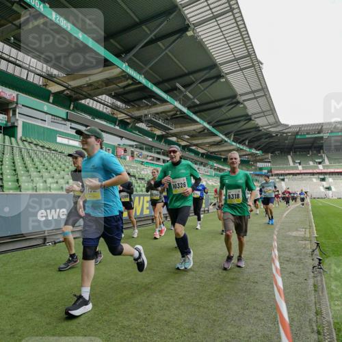 05.10.2025 - 20. swb-Marathon Bremen Michael Burmester http://msf.ph/oto/9224218 05.10.2025 10:32:50 Laufen im Stadion 7165, 8326, 8333, 9176, 9187, 9195, 9197, 9238, 9260, 9268, 9284, 9295, 9313, 9318, 9367, 9392, 9402, 9407, 9436, 9439, 9456, 9461, 9464, 9475, 9492, 9494, 9514, 9517, 9548, 9570, 9574, 9621, 9650, 9701, 9703, 9754, 9776, 9830, 9834, 9856, 9868, 9900, 9918, 9933, 9939, 9950, 9956, 9957, 9985, 10007, 10008, 10034, 10042, 10046, 10097, 10174, 10215, 10234, 10253, 10308, 10309, 10326, 10349, 10385, 10387, 10388, 10394, 10402, 10416, 10436, 10460, 10475, 10487 meine-sportfotos.de