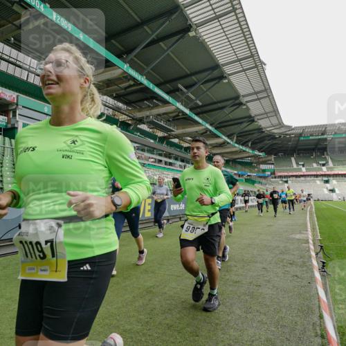05.10.2025 - 20. swb-Marathon Bremen Michael Burmester http://msf.ph/oto/9224250 05.10.2025 10:33:07 Laufen im Stadion 7077, 7165, 9187, 9195, 9197, 9238, 9258, 9260, 9295, 9318, 9359, 9367, 9392, 9402, 9407, 9456, 9461, 9464, 9475, 9492, 9494, 9514, 9539, 9548, 9570, 9574, 9577, 9650, 9654, 9703, 9717, 9754, 9835, 9856, 9900, 9918, 9933, 9935, 9939, 9950, 10007, 10008, 10034, 10042, 10046, 10097, 10174, 10232, 10233, 10234, 10253, 10256, 10308, 10309, 10323, 10326, 10349, 10385, 10387, 10388, 10394, 10402, 10416, 10436, 10475, 10484, 10487, 10533, 10915, 10992 meine-sportfotos.de