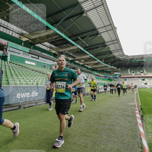 05.10.2025 - 20. swb-Marathon Bremen Michael Burmester http://msf.ph/oto/9224252 05.10.2025 10:33:08 Laufen im Stadion 7077, 7165, 9187, 9195, 9197, 9238, 9258, 9260, 9295, 9318, 9359, 9367, 9392, 9402, 9407, 9456, 9461, 9464, 9475, 9492, 9494, 9514, 9539, 9548, 9570, 9574, 9577, 9650, 9654, 9703, 9717, 9754, 9835, 9856, 9900, 9918, 9933, 9935, 9939, 9950, 10007, 10008, 10032, 10034, 10042, 10046, 10097, 10174, 10232, 10233, 10234, 10253, 10256, 10308, 10309, 10323, 10326, 10349, 10387, 10388, 10394, 10402, 10416, 10436, 10475, 10484, 10487, 10533, 10915, 10992 meine-sportfotos.de