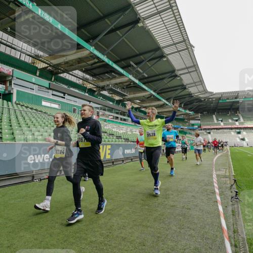 05.10.2025 - 20. swb-Marathon Bremen Michael Burmester http://msf.ph/oto/9224263 05.10.2025 10:33:12 Laufen im Stadion 7077, 7165, 9187, 9195, 9197, 9221, 9258, 9260, 9282, 9295, 9318, 9359, 9367, 9392, 9402, 9407, 9424, 9461, 9464, 9475, 9492, 9494, 9539, 9541, 9548, 9570, 9574, 9577, 9650, 9654, 9703, 9717, 9754, 9835, 9855, 9856, 9900, 9918, 9933, 9935, 9939, 9950, 10007, 10008, 10032, 10034, 10042, 10046, 10097, 10174, 10232, 10233, 10234, 10253, 10256, 10308, 10309, 10323, 10326, 10349, 10387, 10388, 10394, 10402, 10436, 10475, 10484, 10487, 10533, 10915, 10992 meine-sportfotos.de